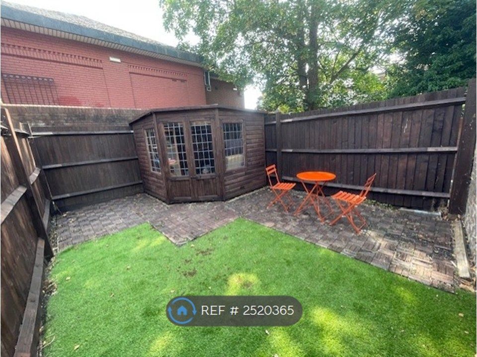 Property photo 3 of 12 Garden &amp; Summer House 1