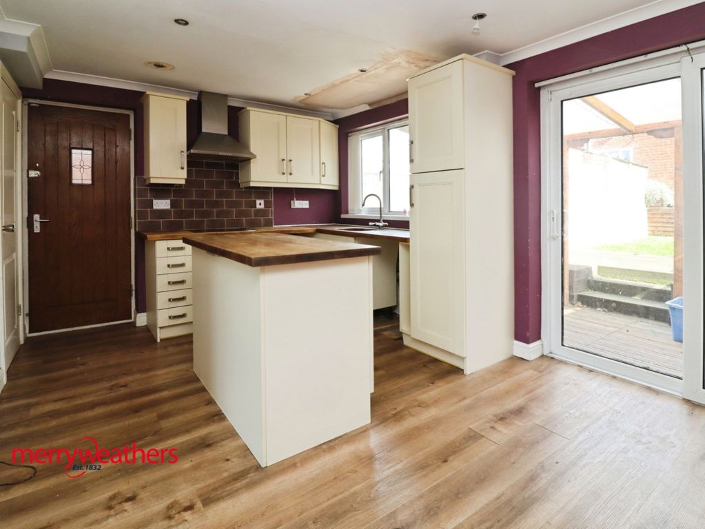 Property photo 3 of 11 Kitchen