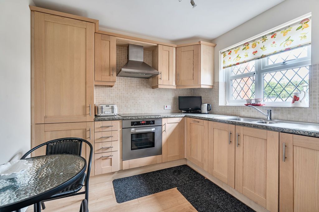 Property photo 2 of 11 Kitchen