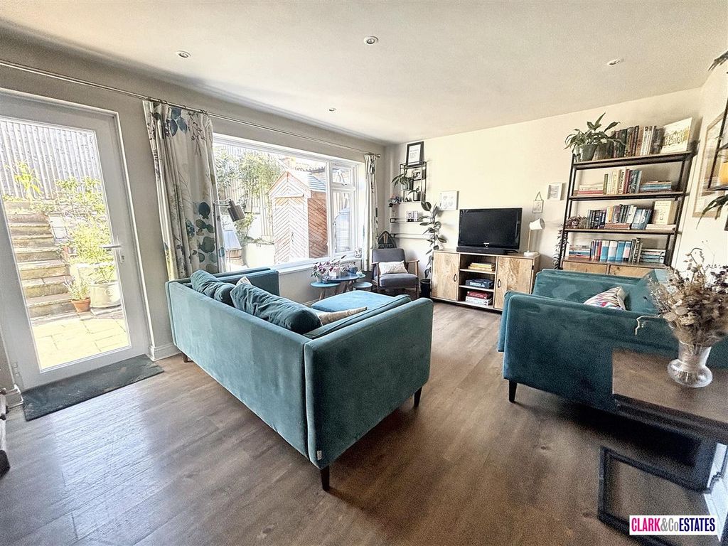 Property photo 2 of 13 Lounge