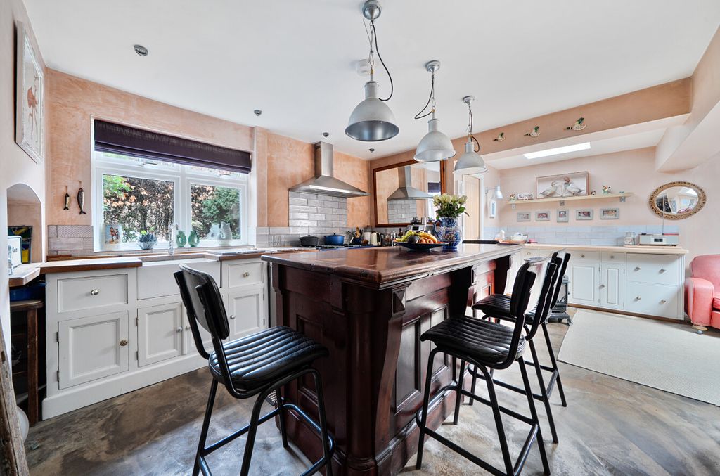 Property photo 2 of 23 Kitchen/Breakfast Rm