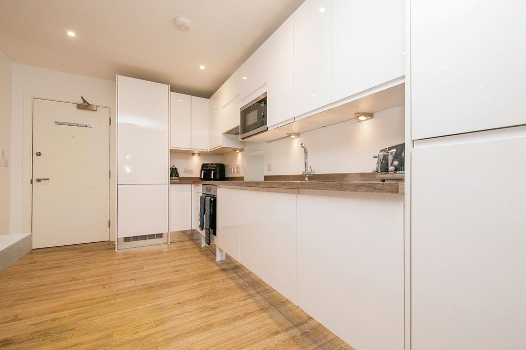 Property photo 2 of 8 Kitchen