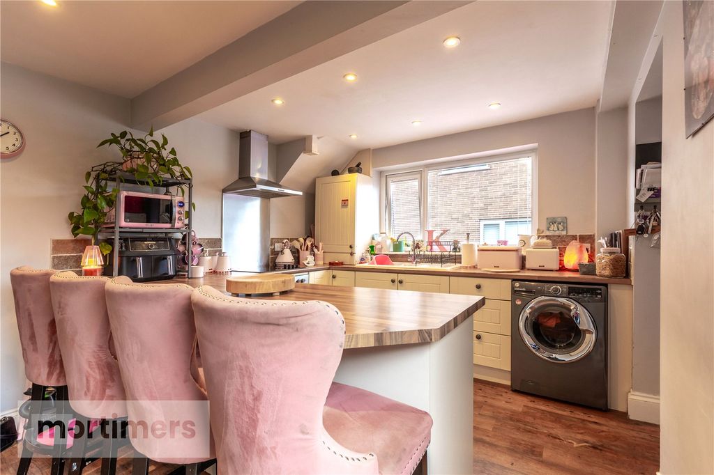 Property photo 2 of 19 Kitchen