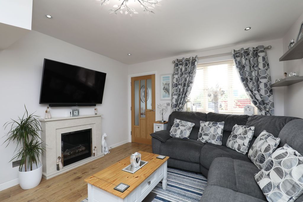 Property photo 2 of 25