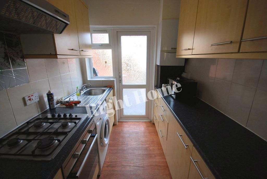Property photo 3 of 11 Kitchen
