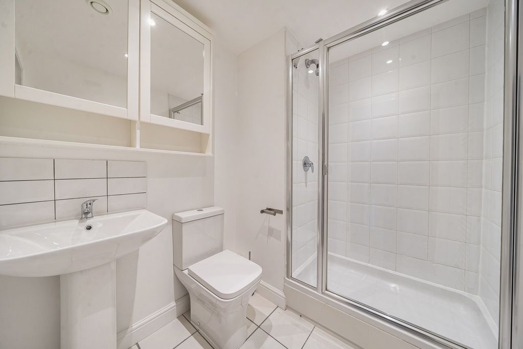 Property photo 3 of 18 1405001-11-697B4F...