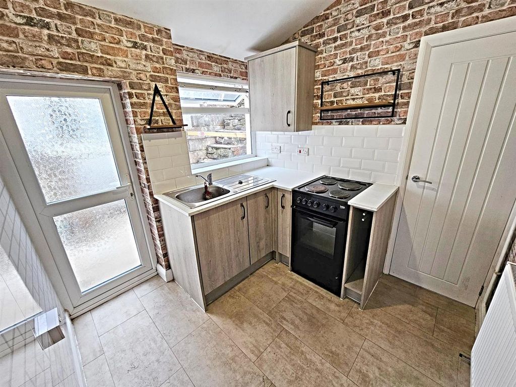 Property photo 3 of 11 Kitchen