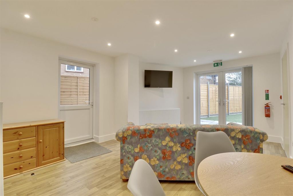 Property photo 3 of 15 2E32E377-F66A-410F-89Fe-F086A0482E81_1_201_A.Jpeg