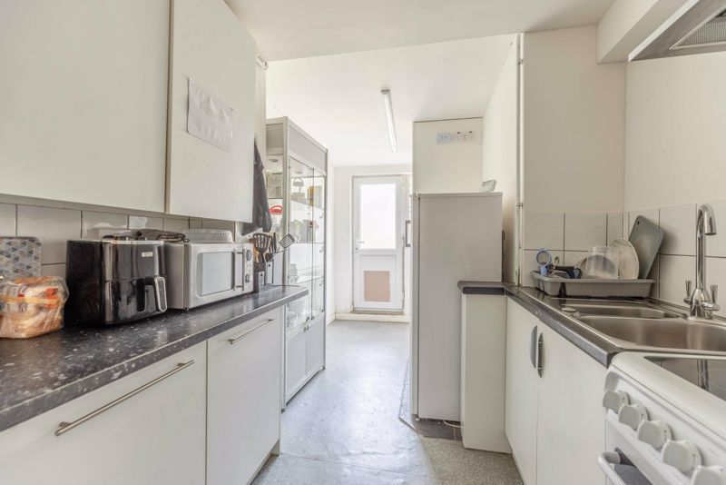 Property photo 3 of 11 Kitchen