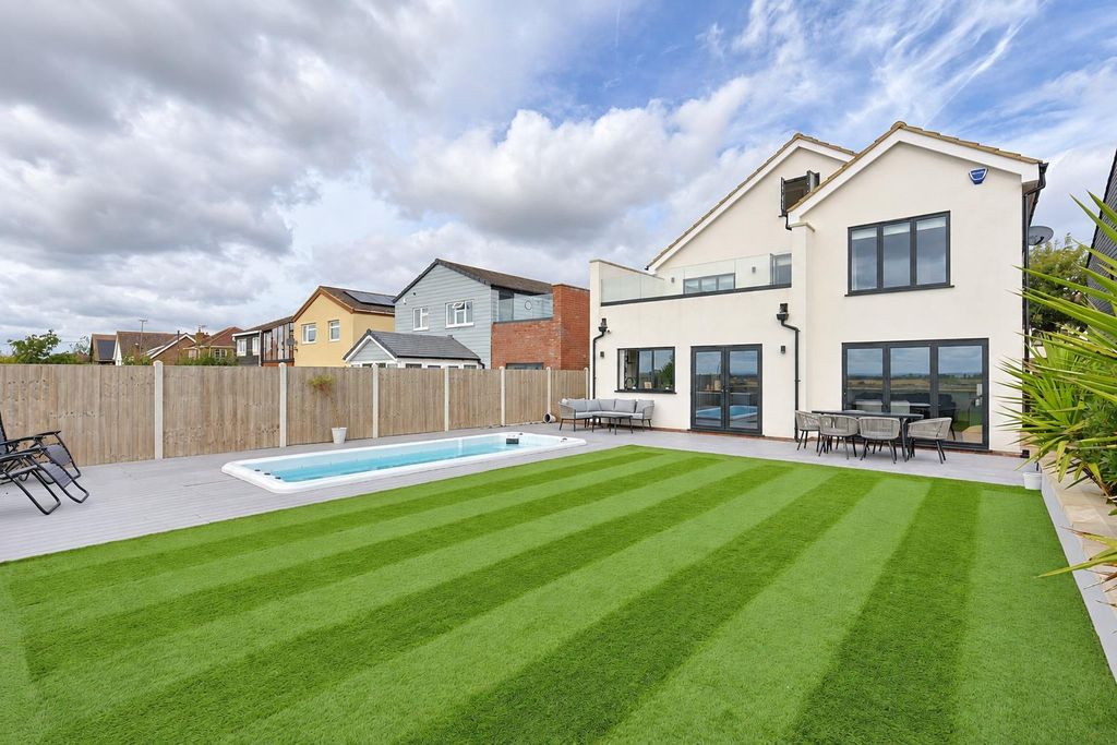 Property photo 2 of 35