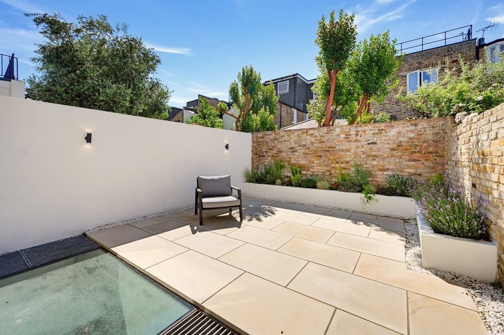 Property photo 3 of 22 Patio Garden