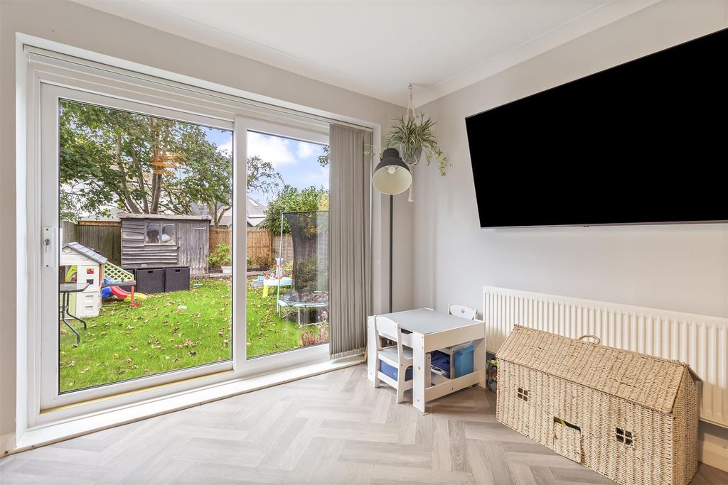 Property photo 3 of 15 Shirley Close, 3-002.Jpg