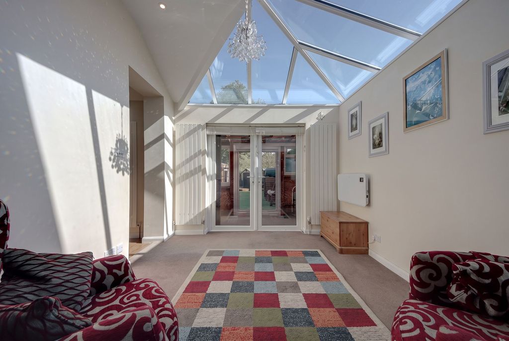Property photo 1 of 17 Through-Lounge