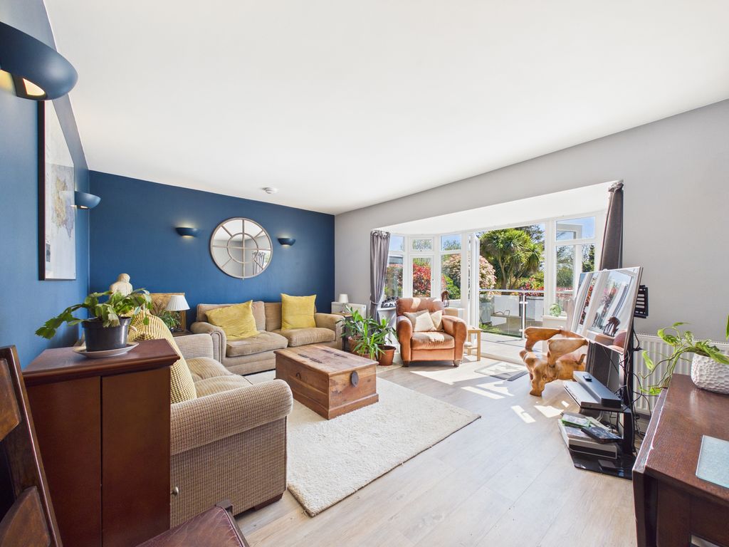 Property photo 3 of 16 Lounge