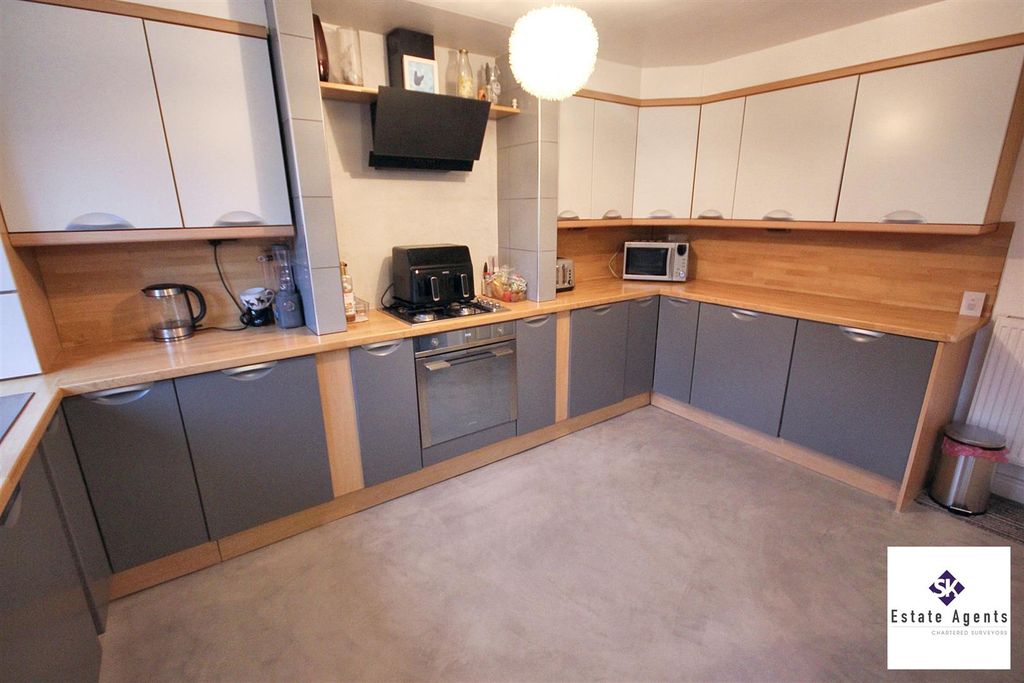 Property photo 2 of 28 Kitchen/Diner