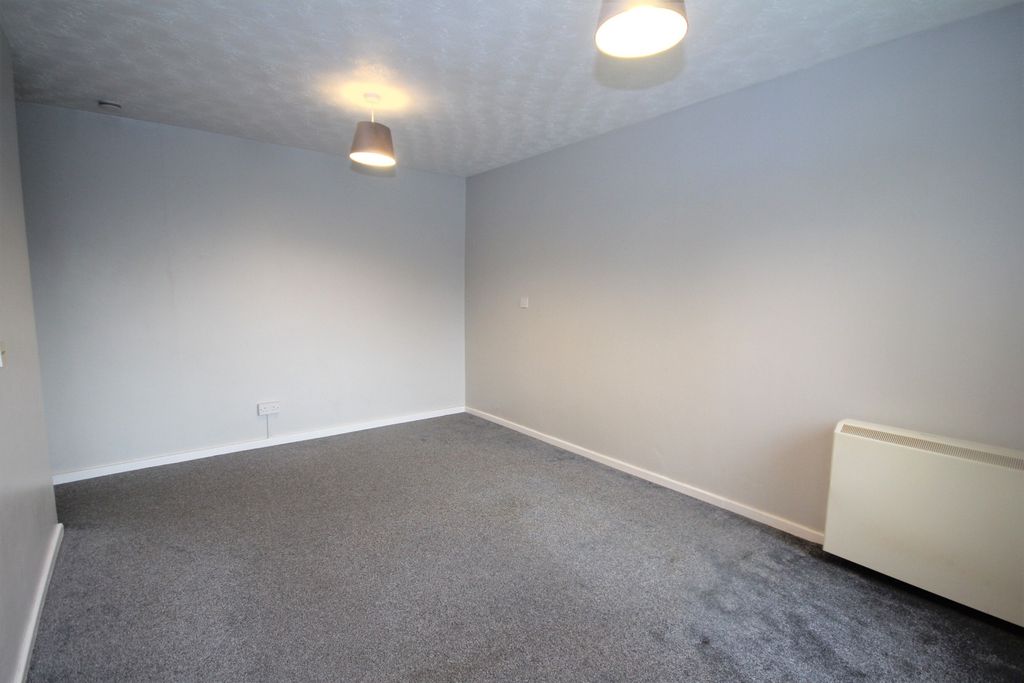 Property photo 2 of 12 Lounge/Bedroom