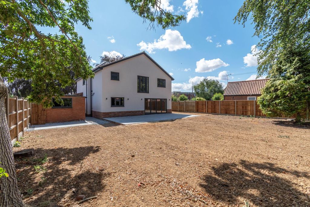 Property photo 2 of 21