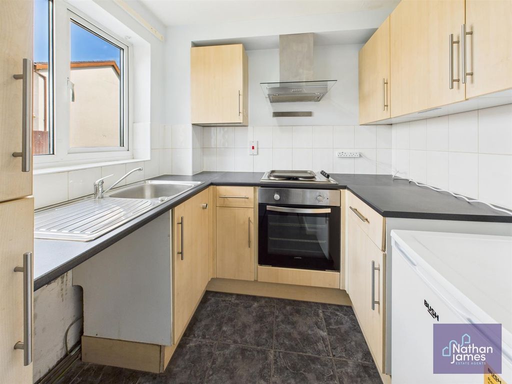 Property photo 2 of 7 Kitchen