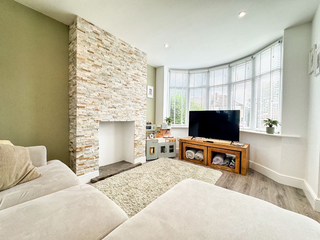 Property photo 3 of 18 4215623