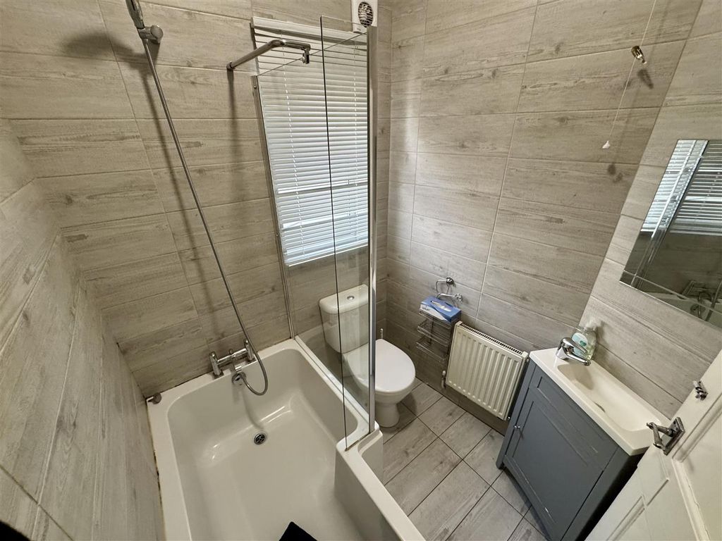 Property photo 3 of 10 Bathroom