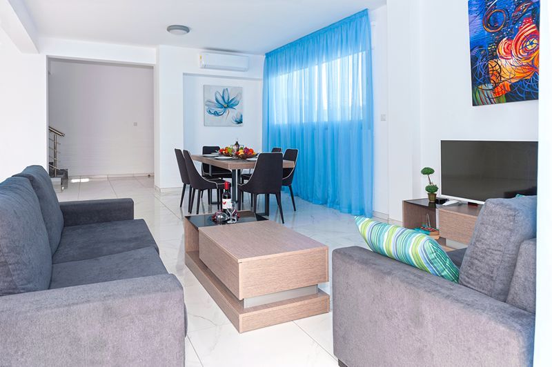 Property photo 3 of 15 Lounge &amp; Dining Area