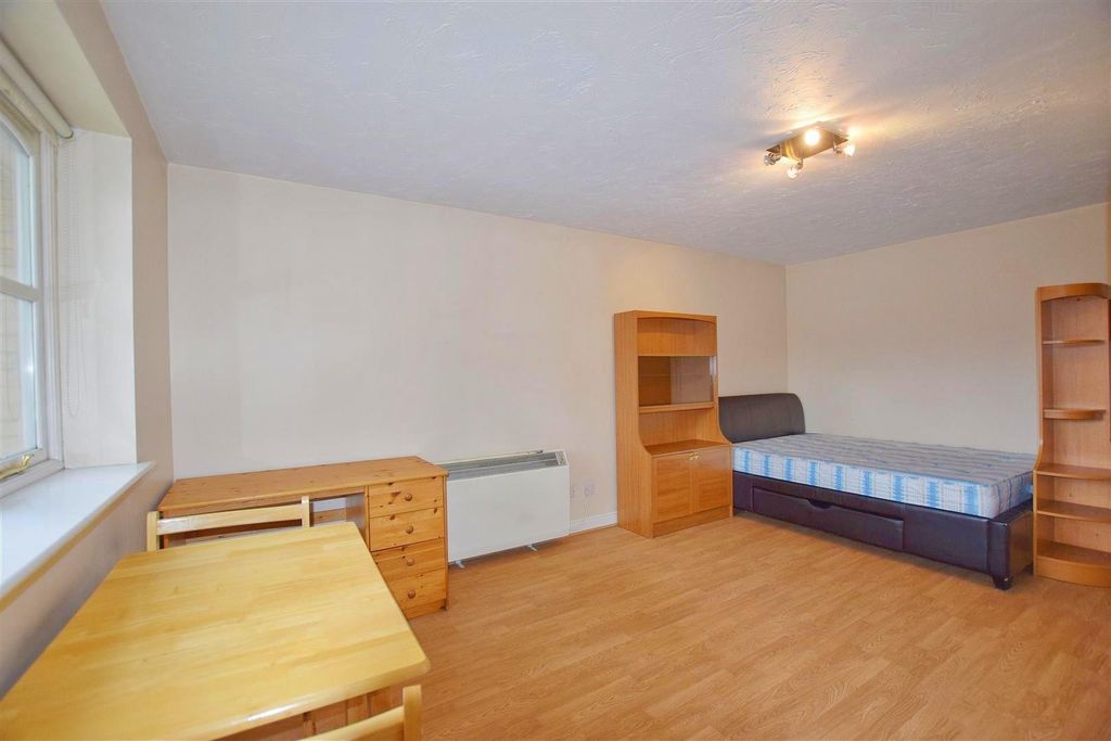 Property photo 2 of 5 Studio 1_Inpixio.Jpg