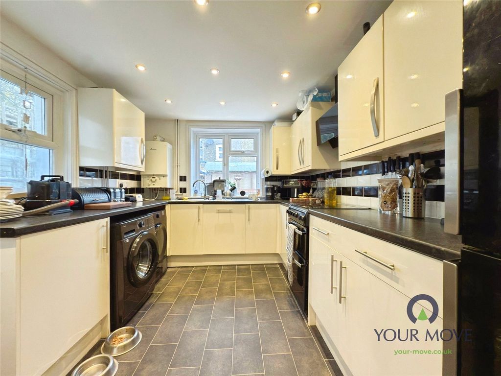 Property photo 2 of 9 Kitchen