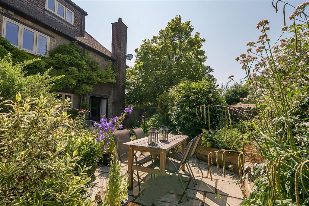 Property photo 3 of 25 Courtyard Garden