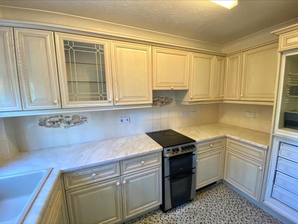 Property photo 2 of 11 Kitchen