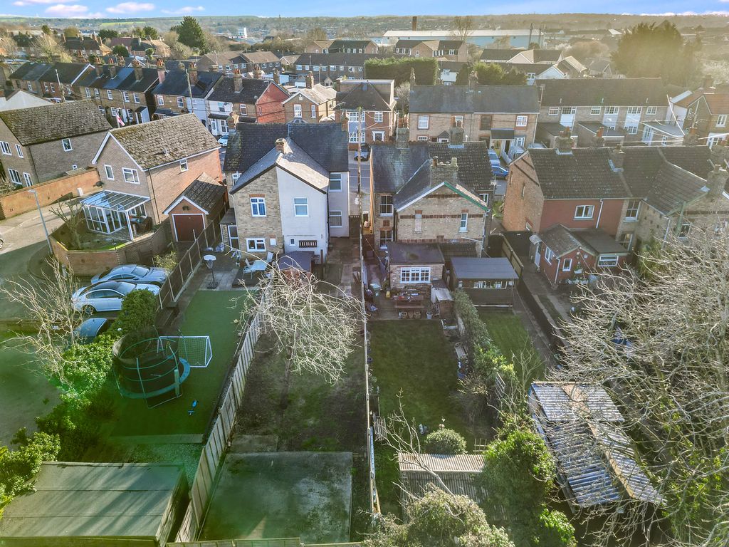 Property photo 2 of 17 63Cressingroadb