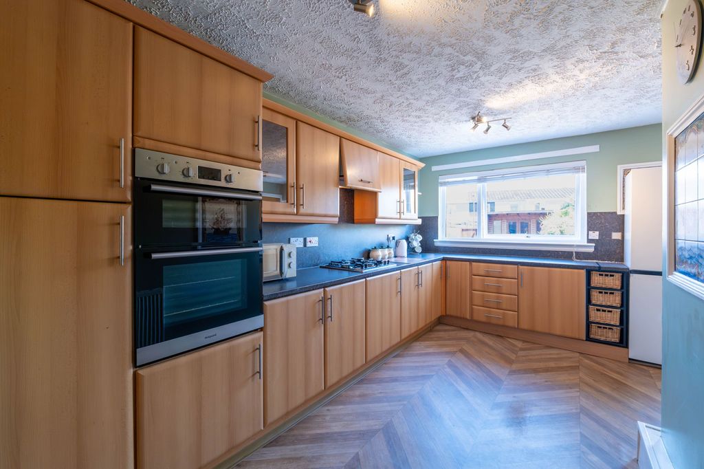 Property photo 2 of 31