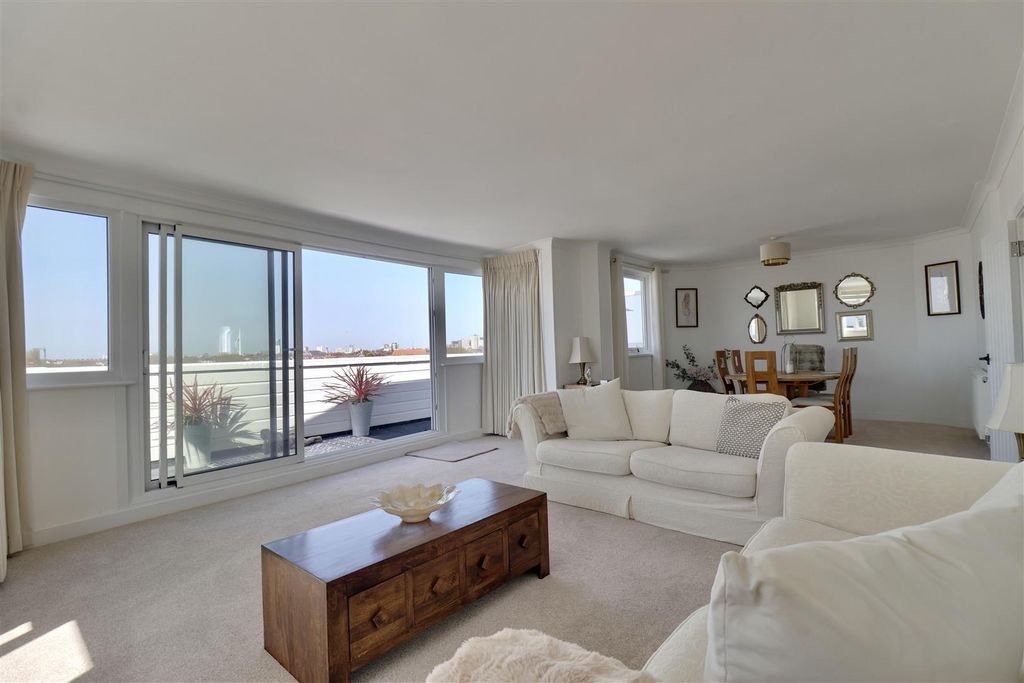 Property photo 2 of 23 Fc5144C3-1Ef8-4D84-8521-Feb90Cfa271B_1_201_A.Jpeg