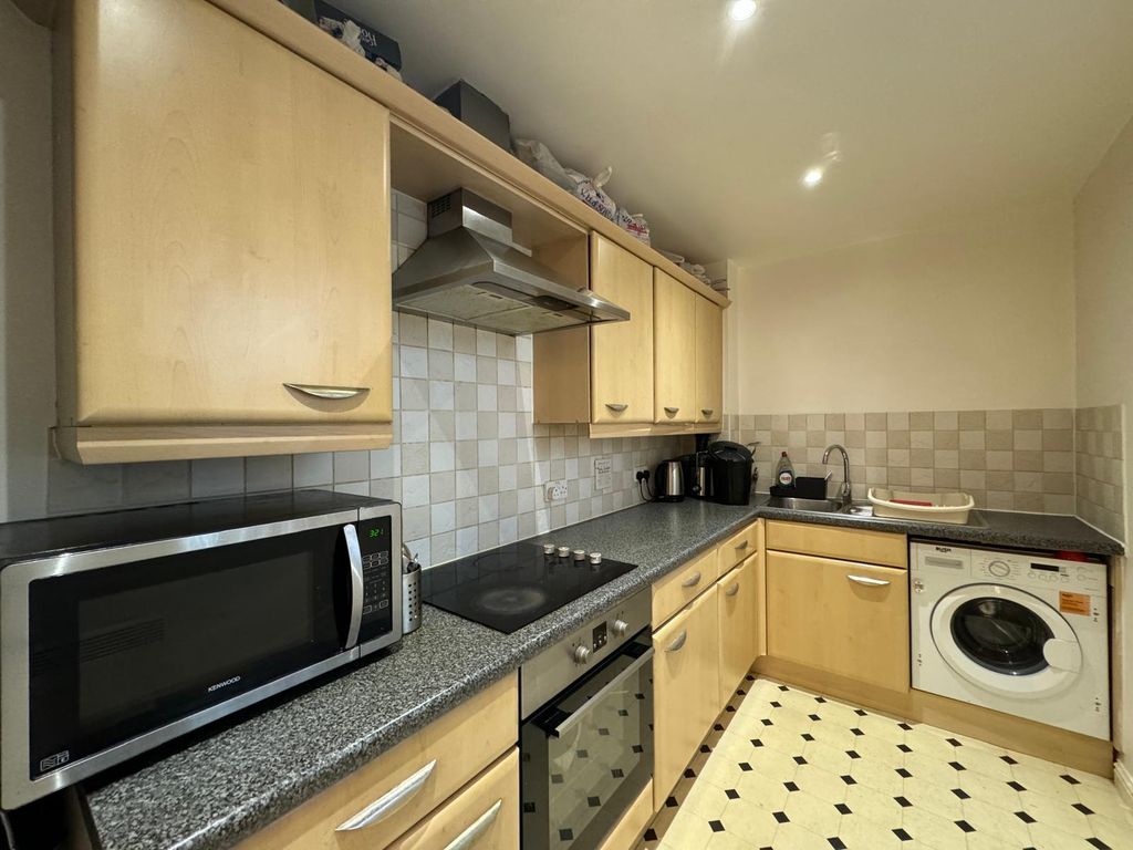 Property photo 2 of 15 Geneva Court, Edgware  (2)
