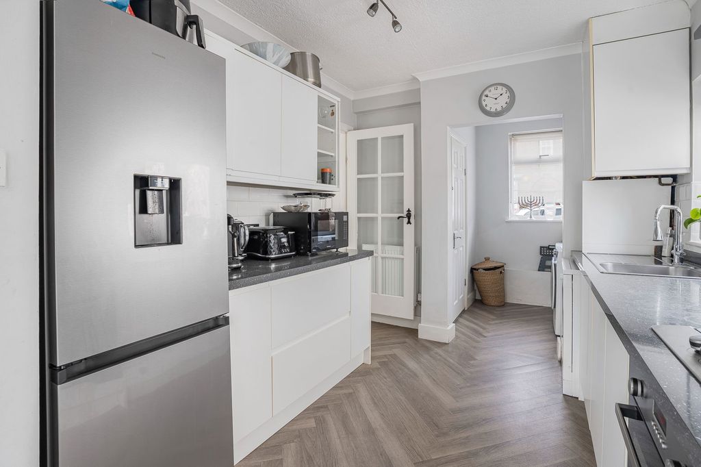 Property photo 3 of 28