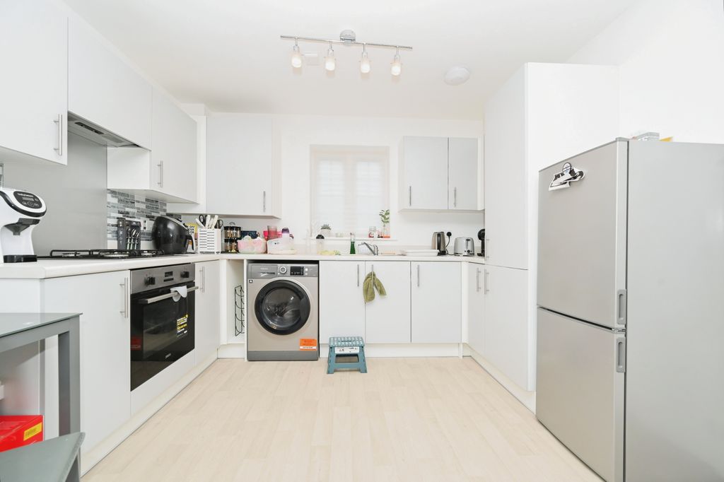 Property photo 3 of 9 Kitchen