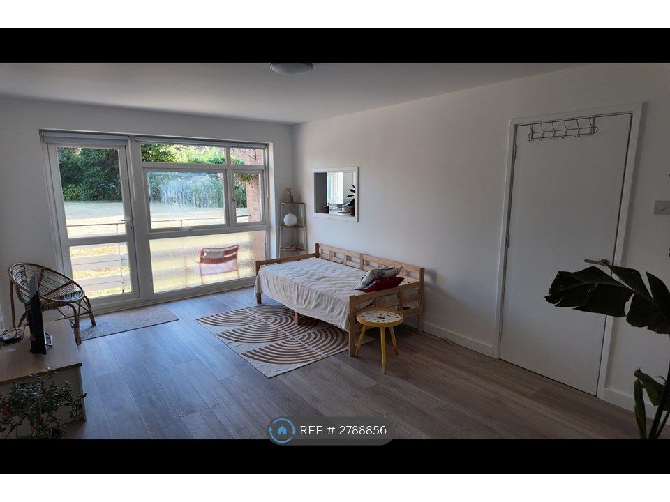 Property photo 1 of 10 Living Room