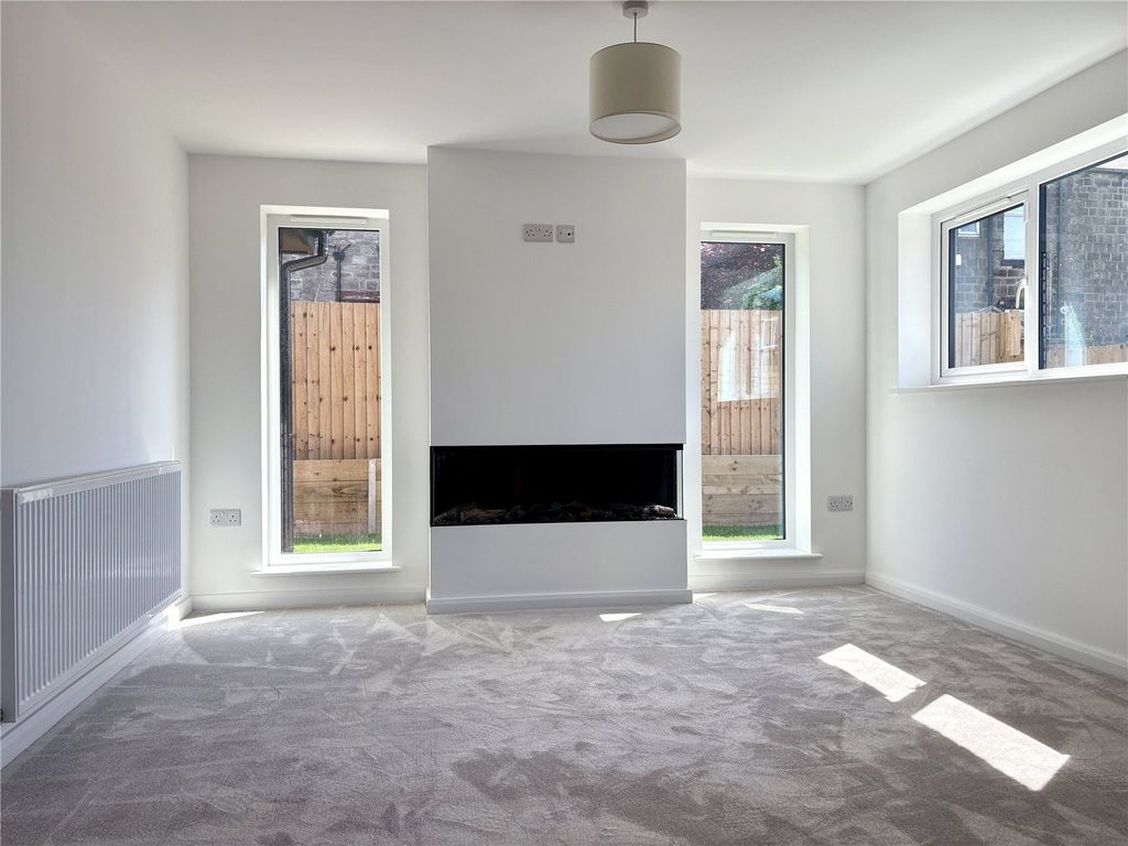 Property photo 3 of 16 Lounge