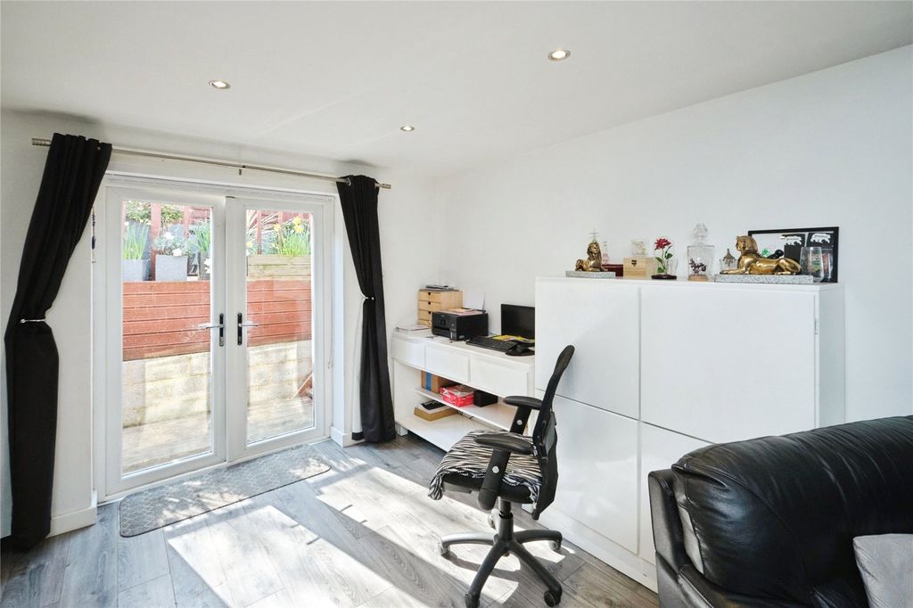 Property photo 2 of 18 Picture No. 14