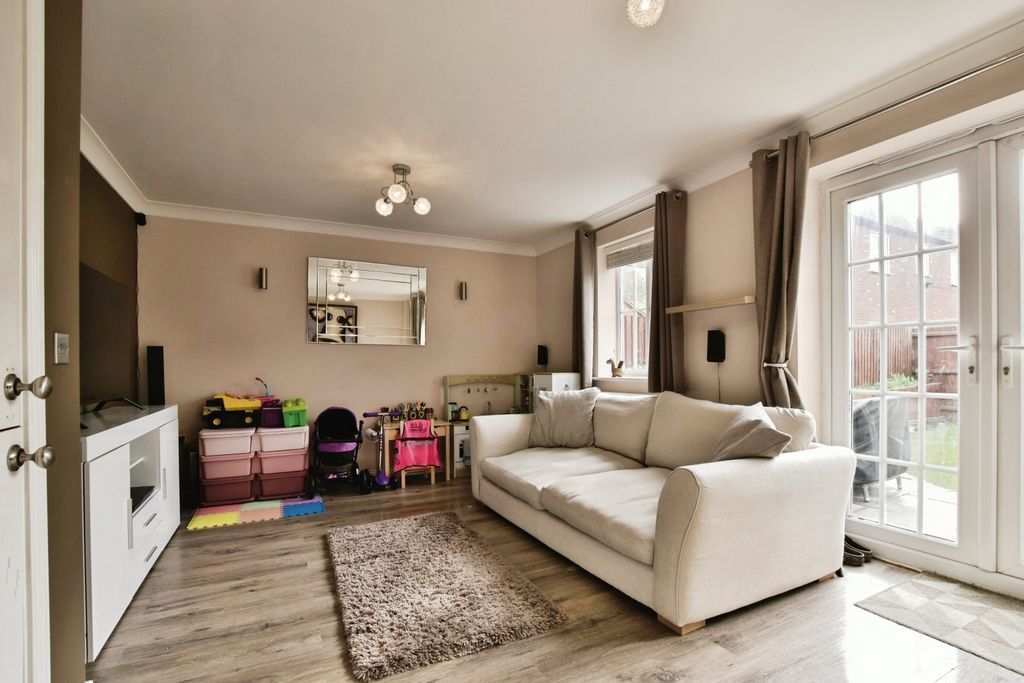 Property photo 3 of 20 Lounge