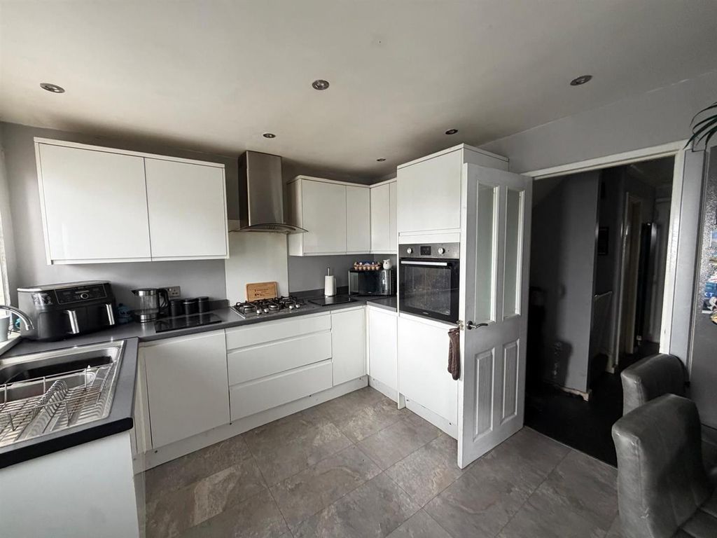 Property photo 3 of 11 Kitchen