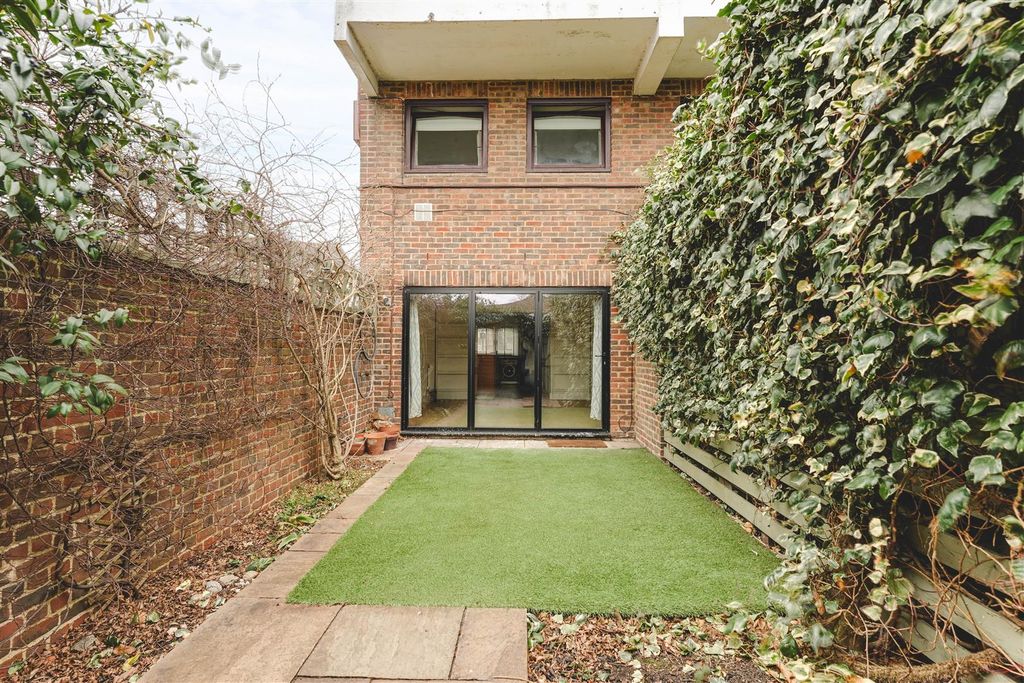 Property photo 2 of 19 34 Berkshire Road-17.Jpg