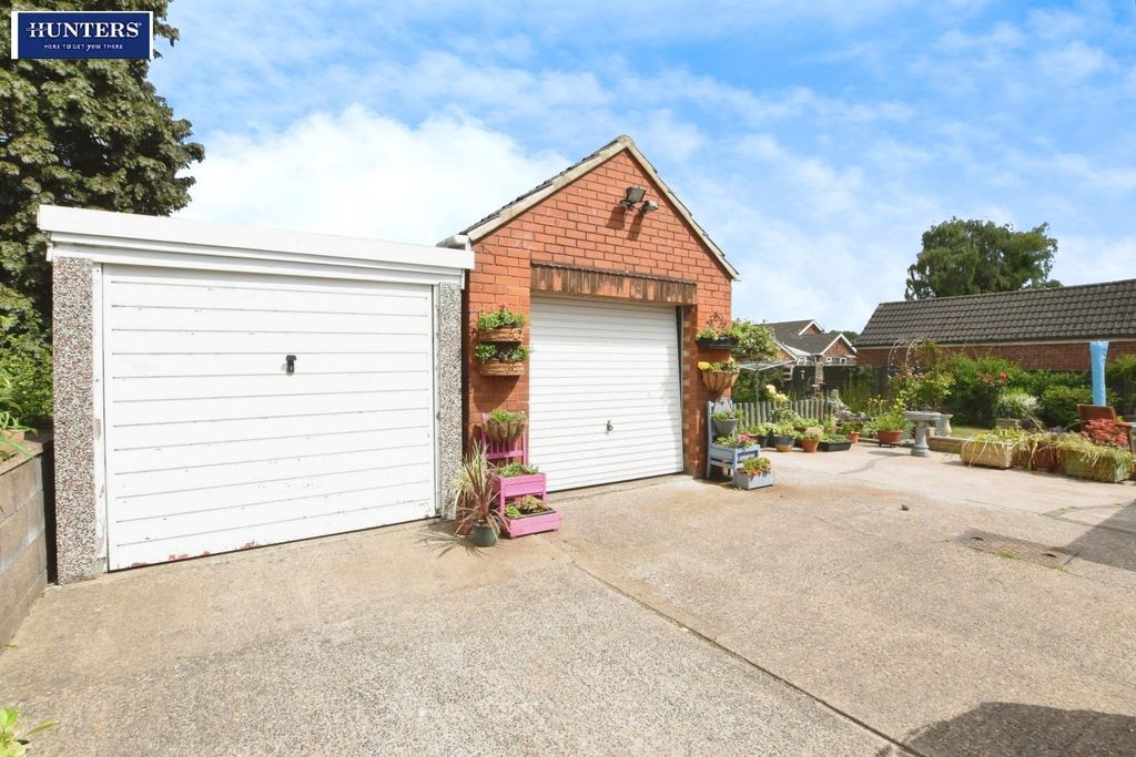 Property photo 3 of 28 Garages