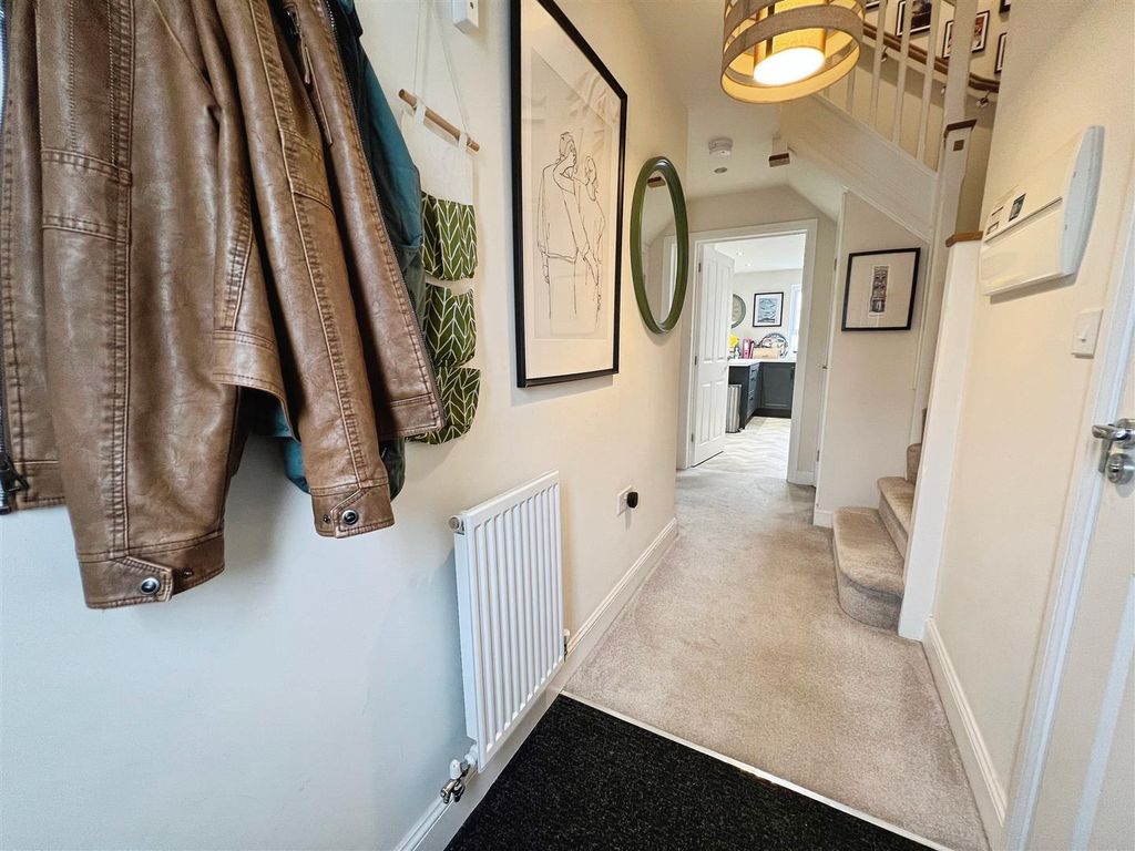 Property photo 2 of 38 Entrance Hall