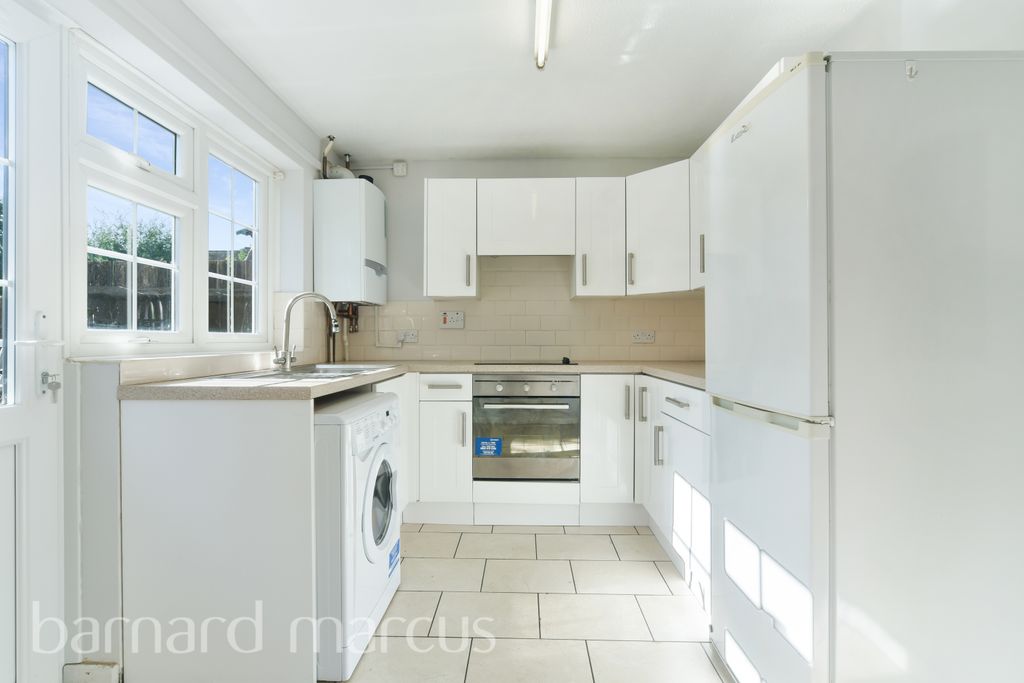 Property photo 3 of 8 Kitchen