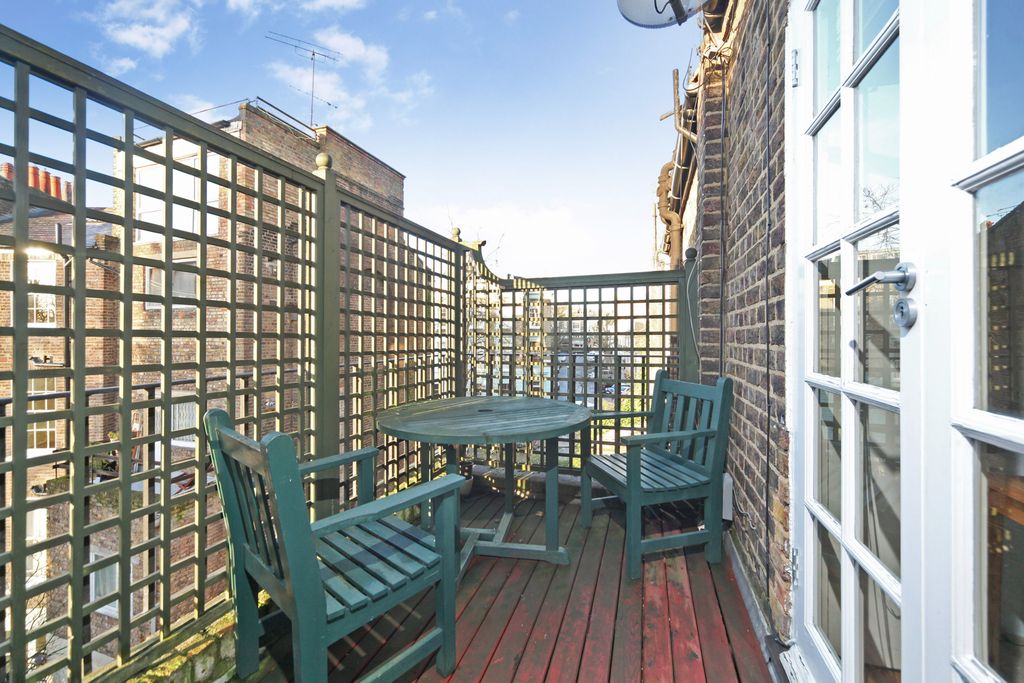 Property photo 3 of 10 Balcony
