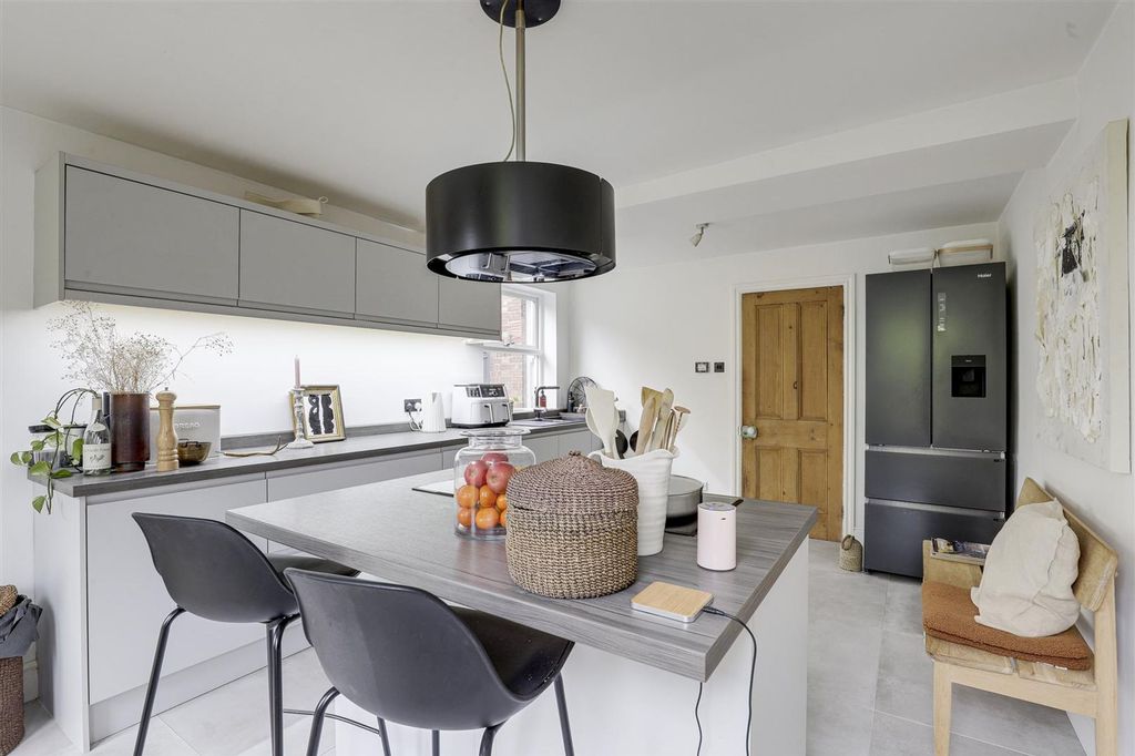 Property photo 3 of 25