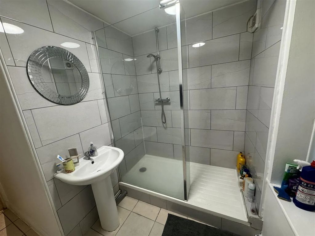 Property photo 3 of 6 A Clean And Well-Maintained Bathroom Featuring A S...