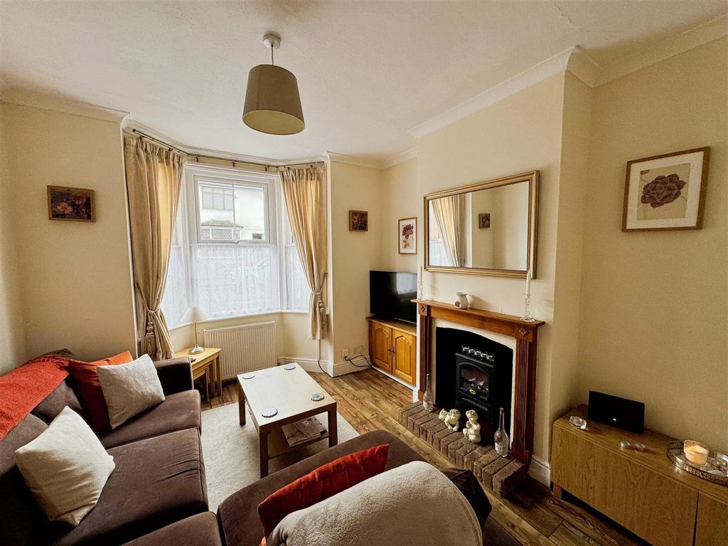 Property photo 2 of 17 Lounge