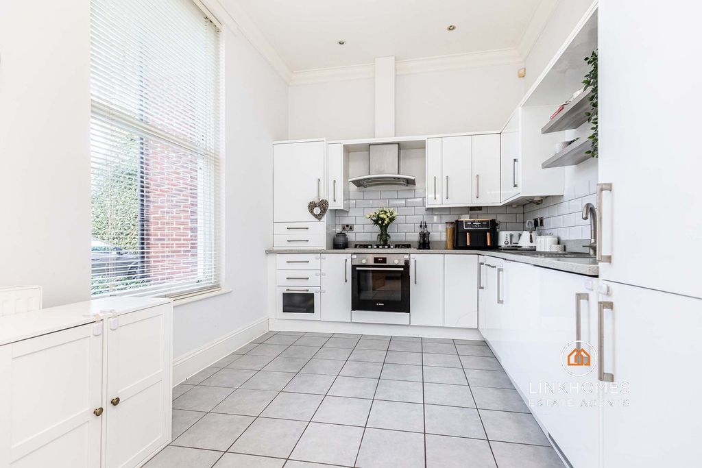 Property photo 2 of 28