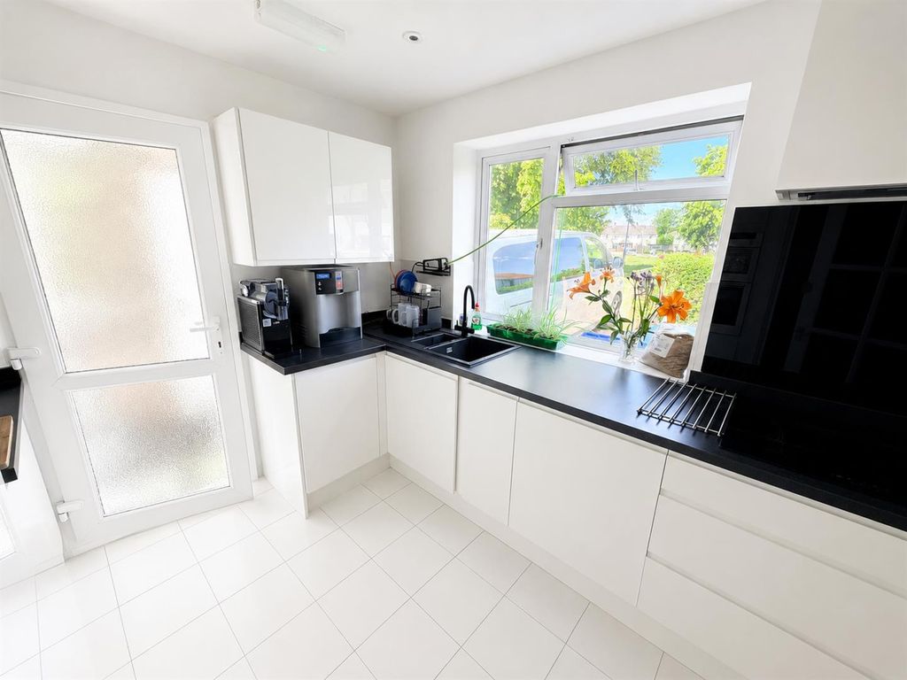 Property photo 3 of 13 978Fwiy.Png